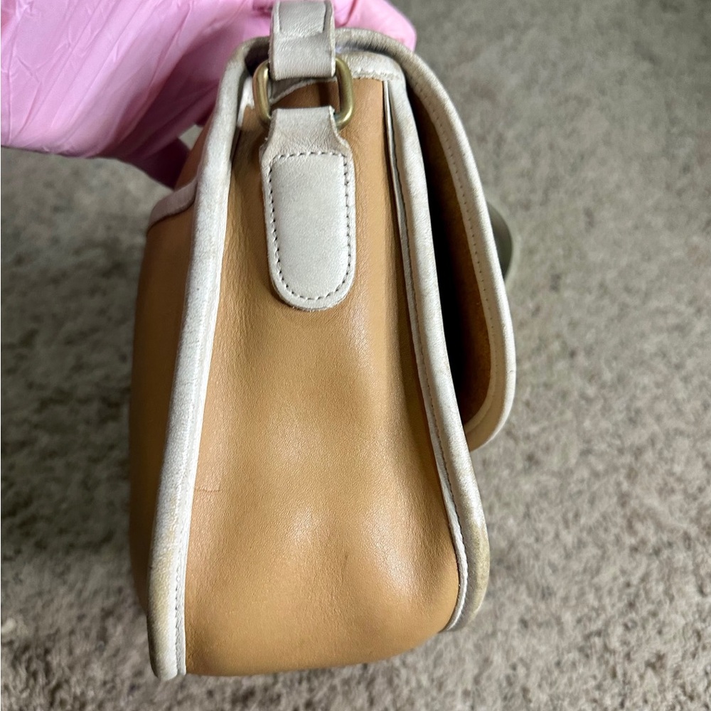 Coach Vintage Spectator City Bag in Tan and White. - Picture 7 of 8